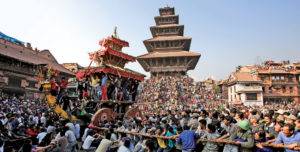 Carri Nepalesi in processione al festival di Bisket Jatra