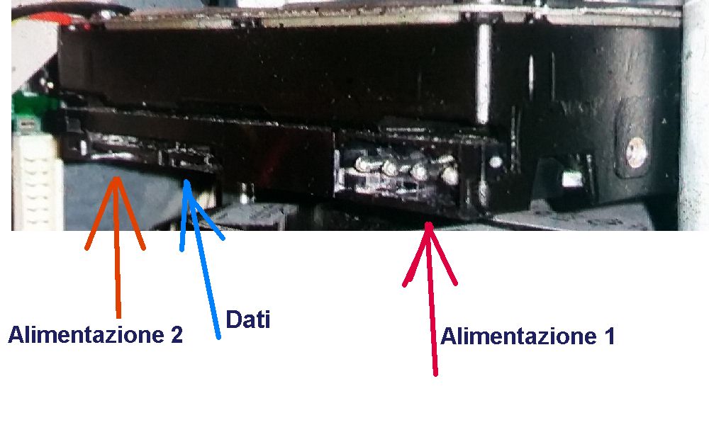 Hard disk di tipo SATA che porta anche il connetore dell'alimentazione del tipo EIDE (ANNO 2009)