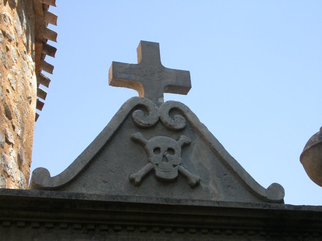 Particolare dell'entrata del cimitero di  Rennes-le-Château