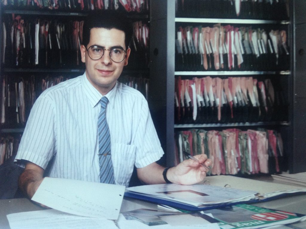 Foto di Nick Pope. Nick Pope nel suo ufficio al MoD nel 1993.